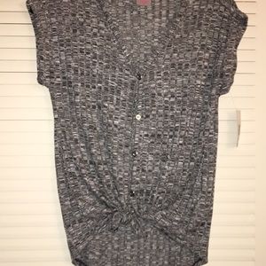 🔥Sale🔥..cute top that ties at bottom..NWT